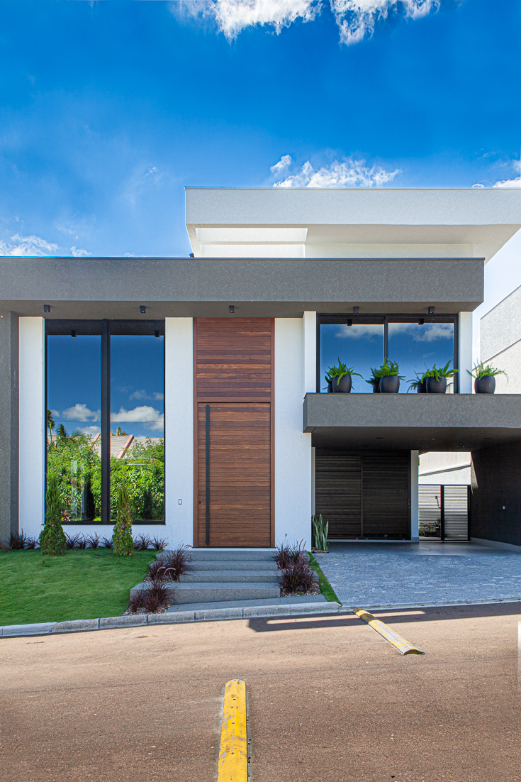 Ambiente residencial con grandes aberturas, luz natural difusa y vegetación integrada al proyecto